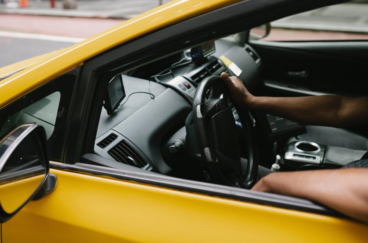 Top 5 Factors to Consider When Hiring a Taxi Service